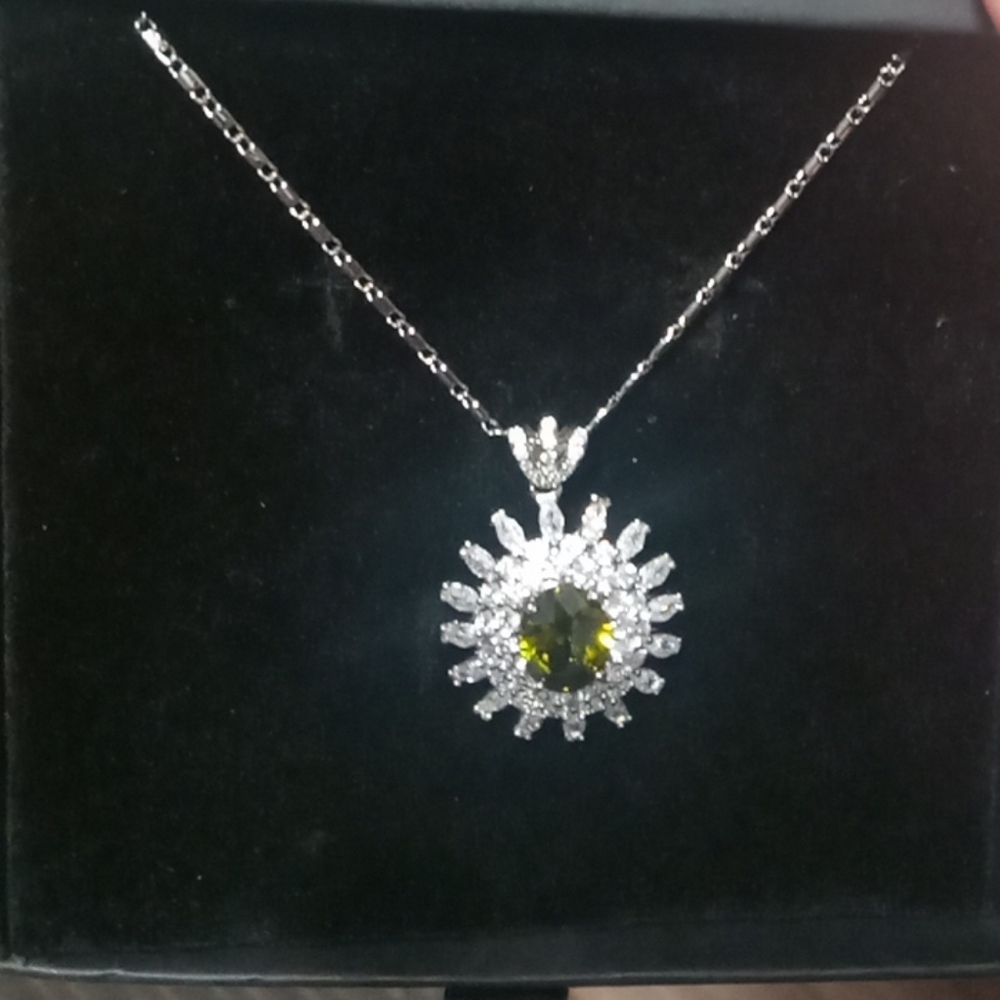 Timematrix White Gold Plated Sunflower Pendant Necklace W/ Deep Peridot Cz Gemst